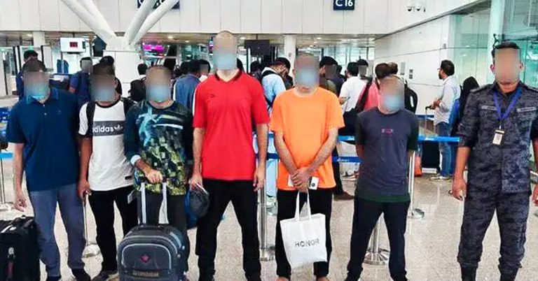 মালয়েশিয়া থেকে দেশে ফেরত পাঠানো কয়েকজন বাংলাদেশি